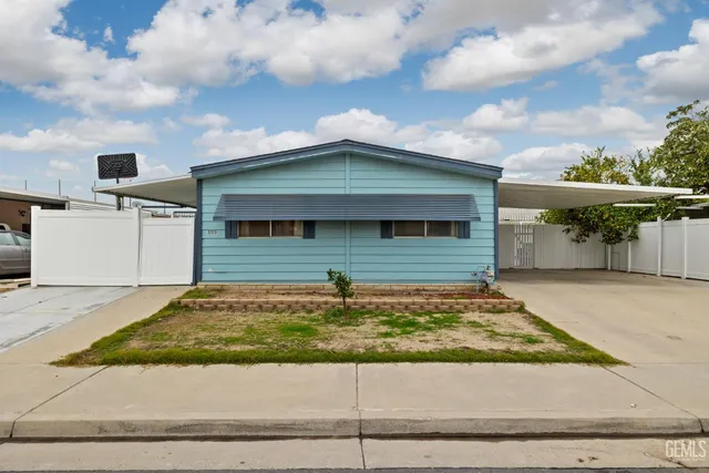 a view of a house with entertaining space