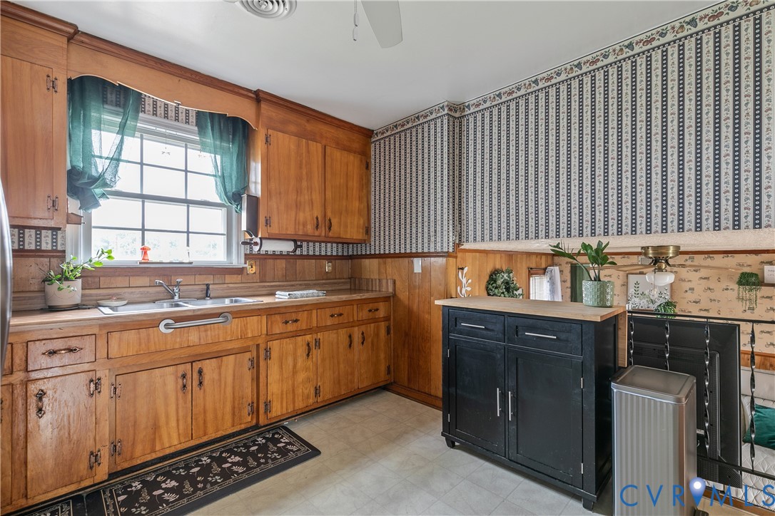 908 Yorkshire Road Colonial Heights, VA 23834 - Photo 16 of 34 Kitchen with wood cabinets - open to family room b