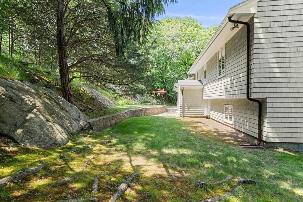 27 Surrey Road Salem, MA 01970 - Photo 5 of 38