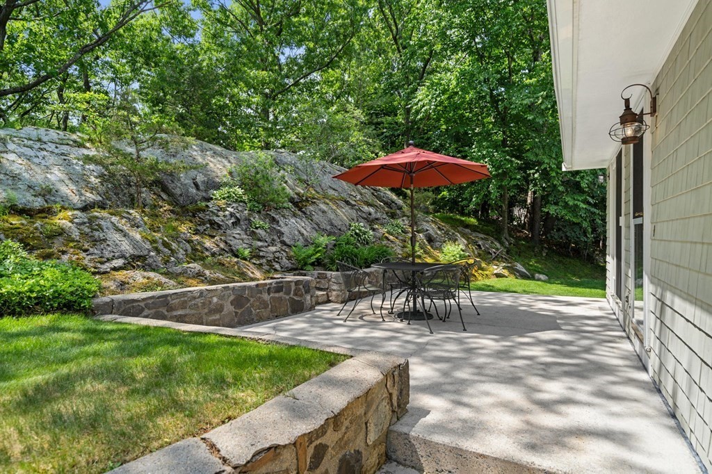 27 Surrey Road Salem, MA 01970 - Photo 6 of 38