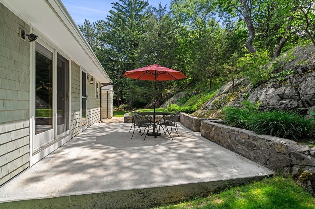 27 Surrey Road Salem, MA 01970 - Photo 7 of 38
