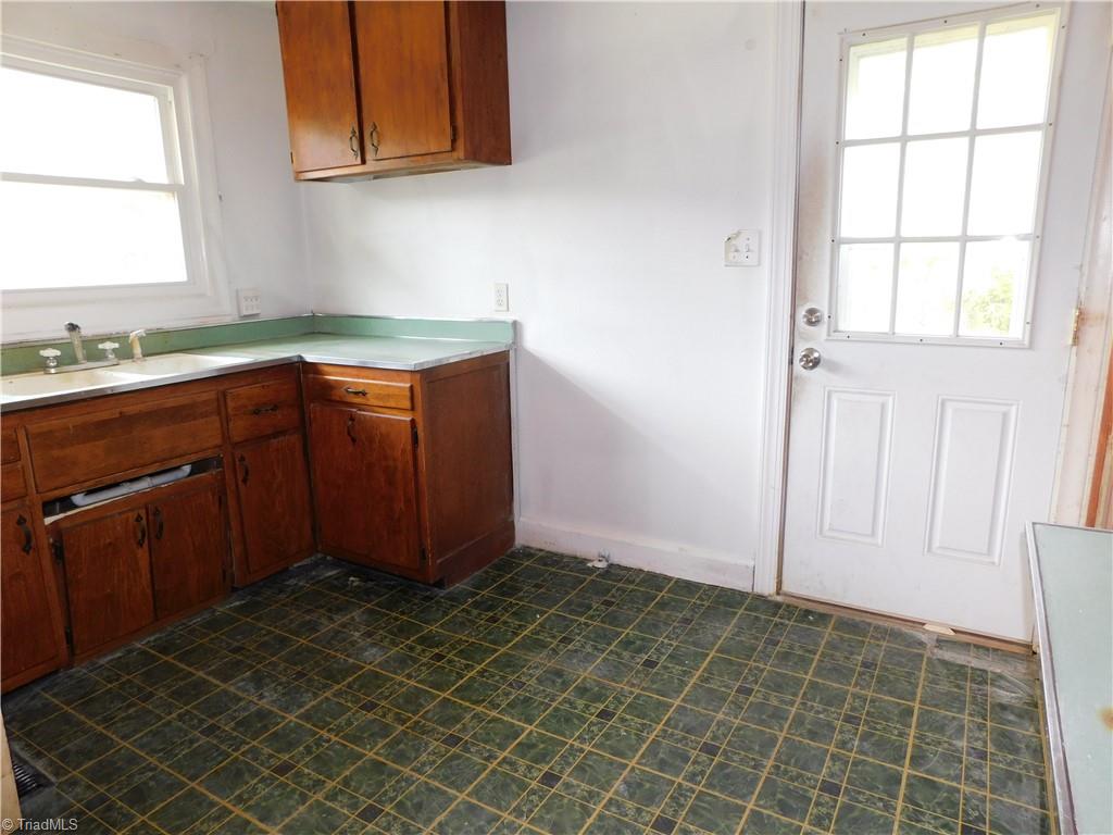 1815 Sechrest Circle High Point, NC 27263 - Photo 8 of 29 Gallery Image 8
