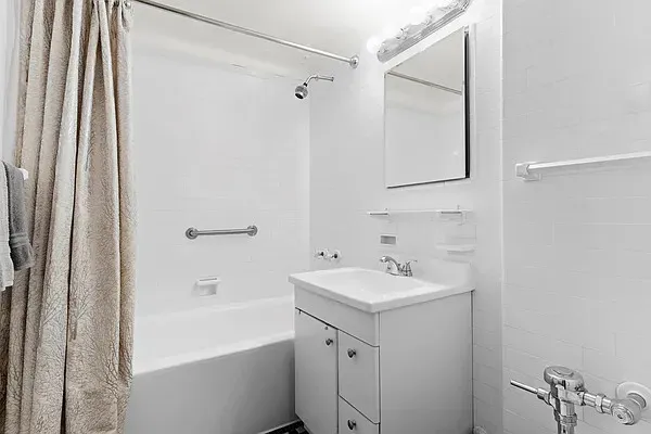 $1,550,000 | 337 East 62nd Street, Unit 2C | Lenox Hill