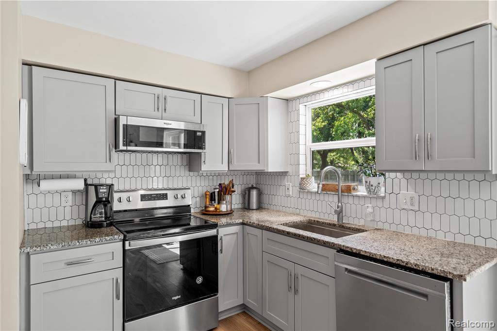 6615 Hatchery Road Waterford, MI 48327 - Photo 7 of 23 Gallery Image 7