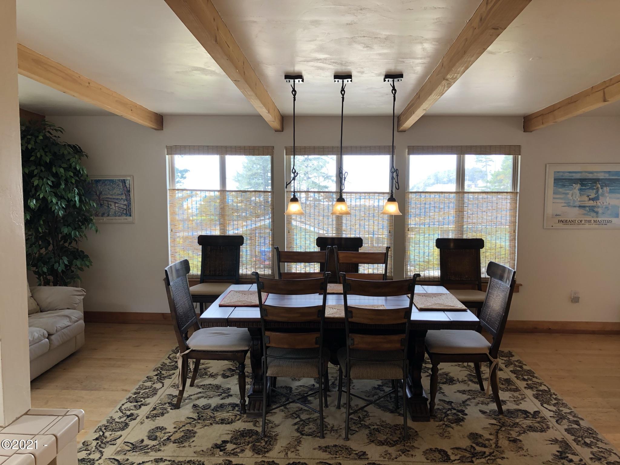 17 Shell Street Yachats, OR 97498 - Photo 15 of 63 Dining (ocean view)