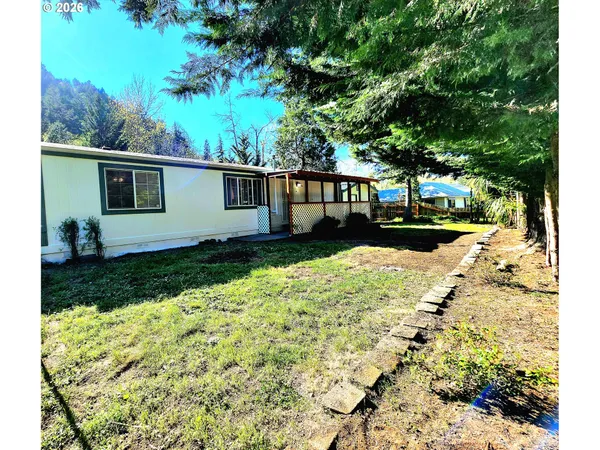 $315,000 | 874 South Main Street, Canyonville, OR 97417