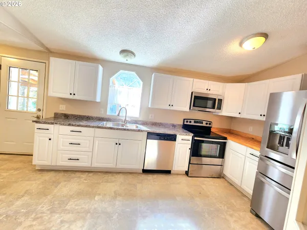 $315,000 | 874 South Main Street, Canyonville, OR 97417