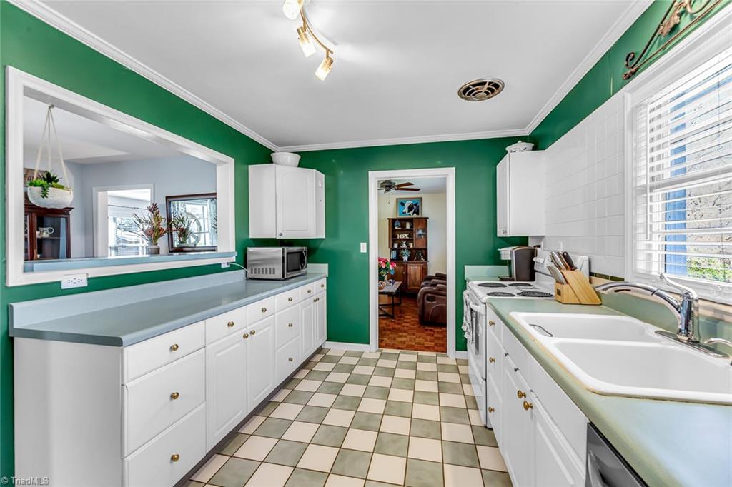 1506 Pinehurst Drive High Point, NC 27262 - Photo 11 of 24