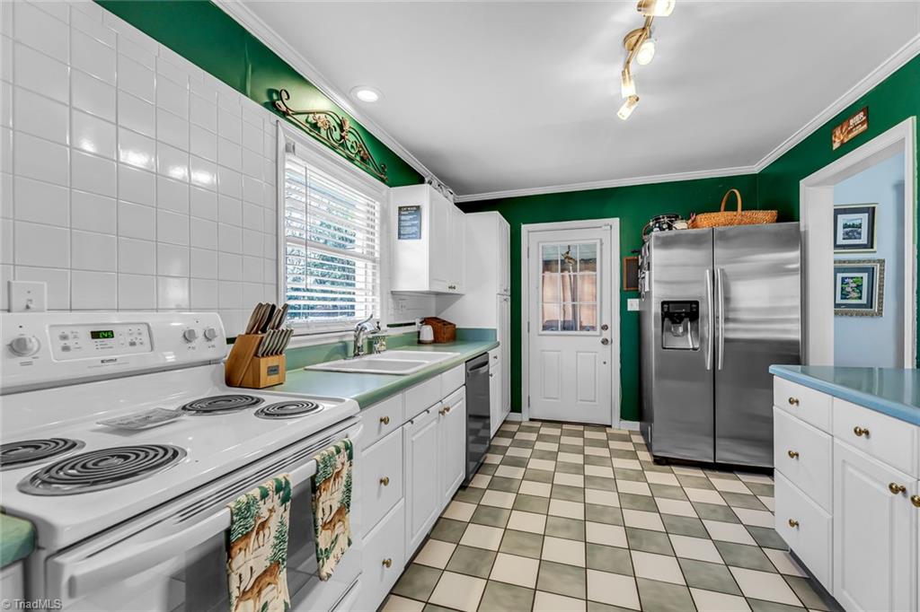 1506 Pinehurst Drive High Point, NC 27262 - Photo 12 of 24