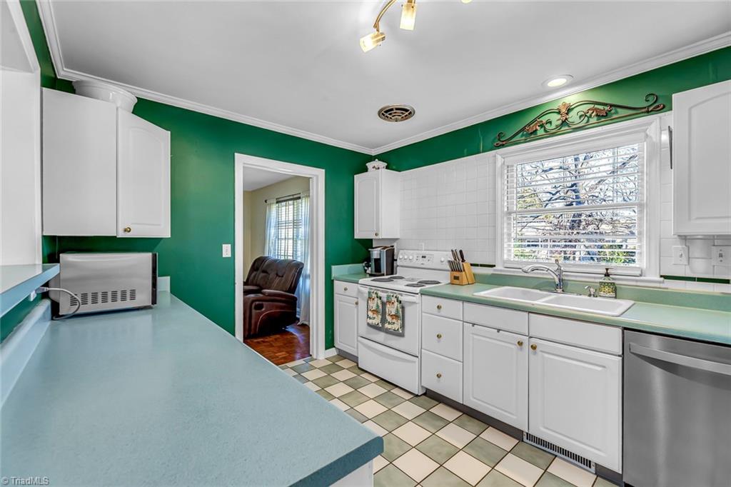 1506 Pinehurst Drive High Point, NC 27262 - Photo 10 of 24