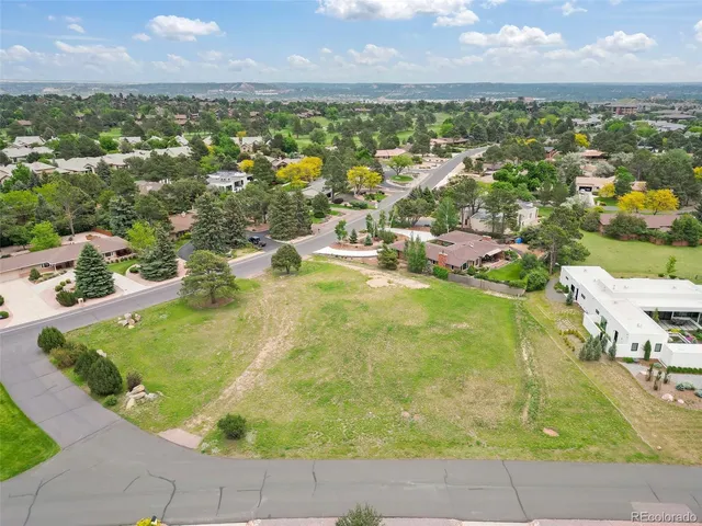 a view of yard from a balcony