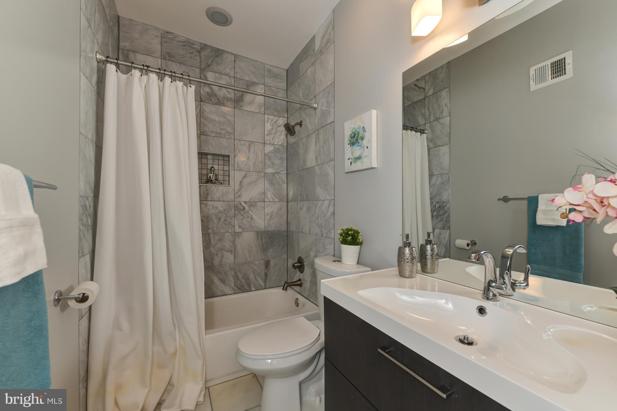 604 Columbia Road Northwest, Unit 2 Washington, DC 20001 - Photo 25 of 30 Bath (Master)