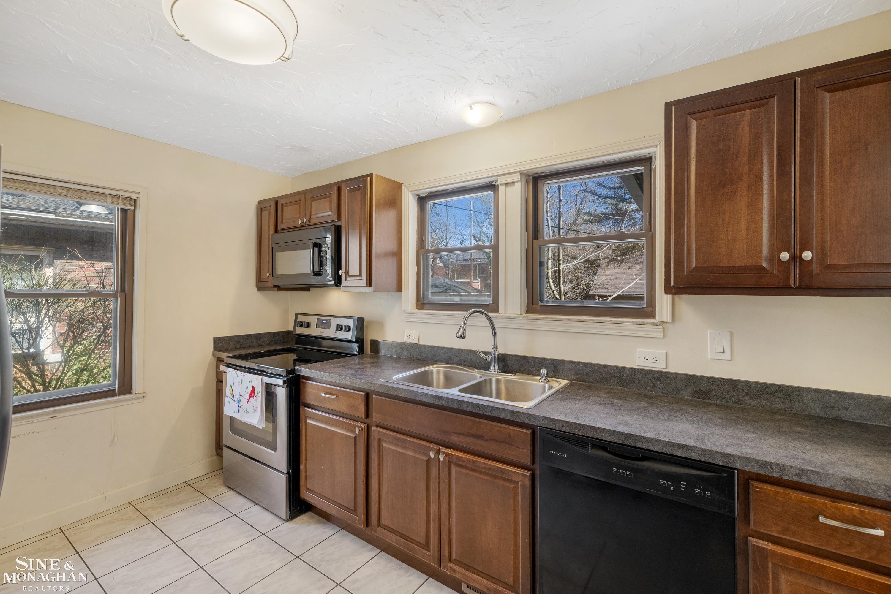 1410 Yorkshire Road Grosse Pointe, MI 48230 - Photo 23 of 72 50170954-e1f90556-2e25-470c-9cb3-bc0e5caac67a.JPG