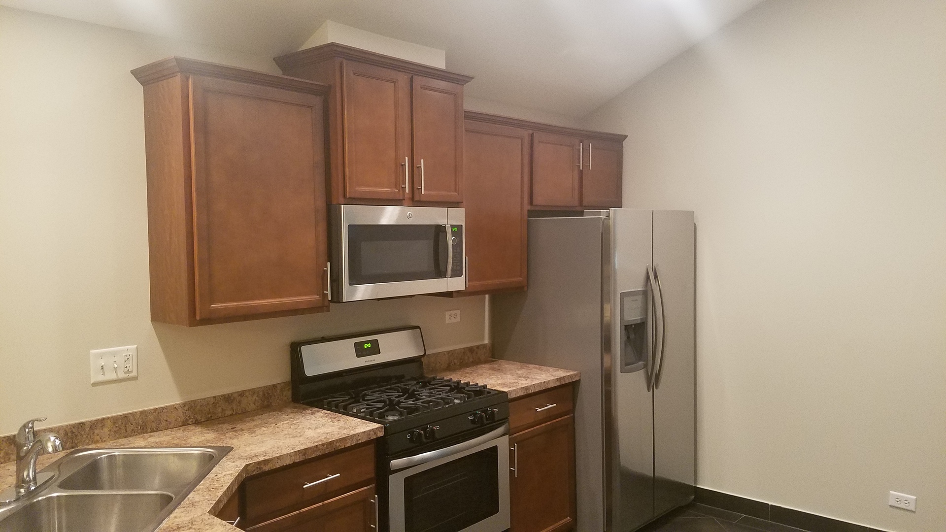 10331 Kerry Ridge Court Chicago Ridge, IL 60415 - Photo 4 of 24 a kitchen with a refrigerator stove and microwave