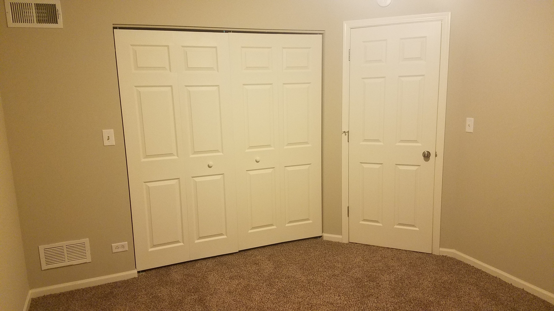 10331 Kerry Ridge Court Chicago Ridge, IL 60415 - Photo 9 of 24 an empty room with a door