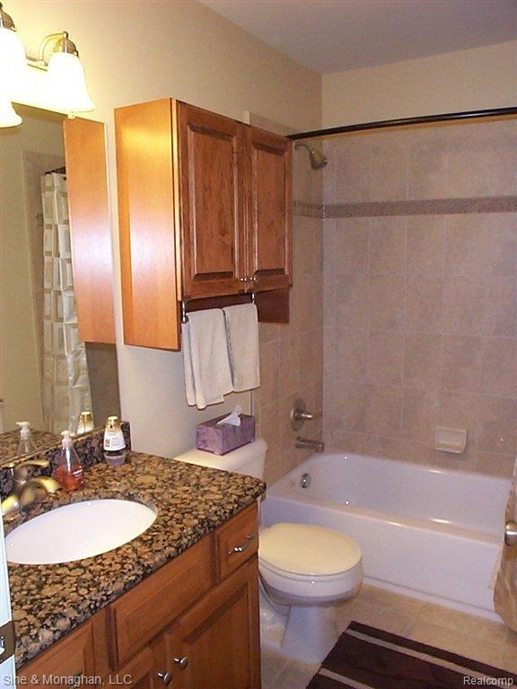 15 Old Course Road St. Clair, MI 48079 - Photo 11 of 25 11 MAIN FULL BATH15 Old Course.j