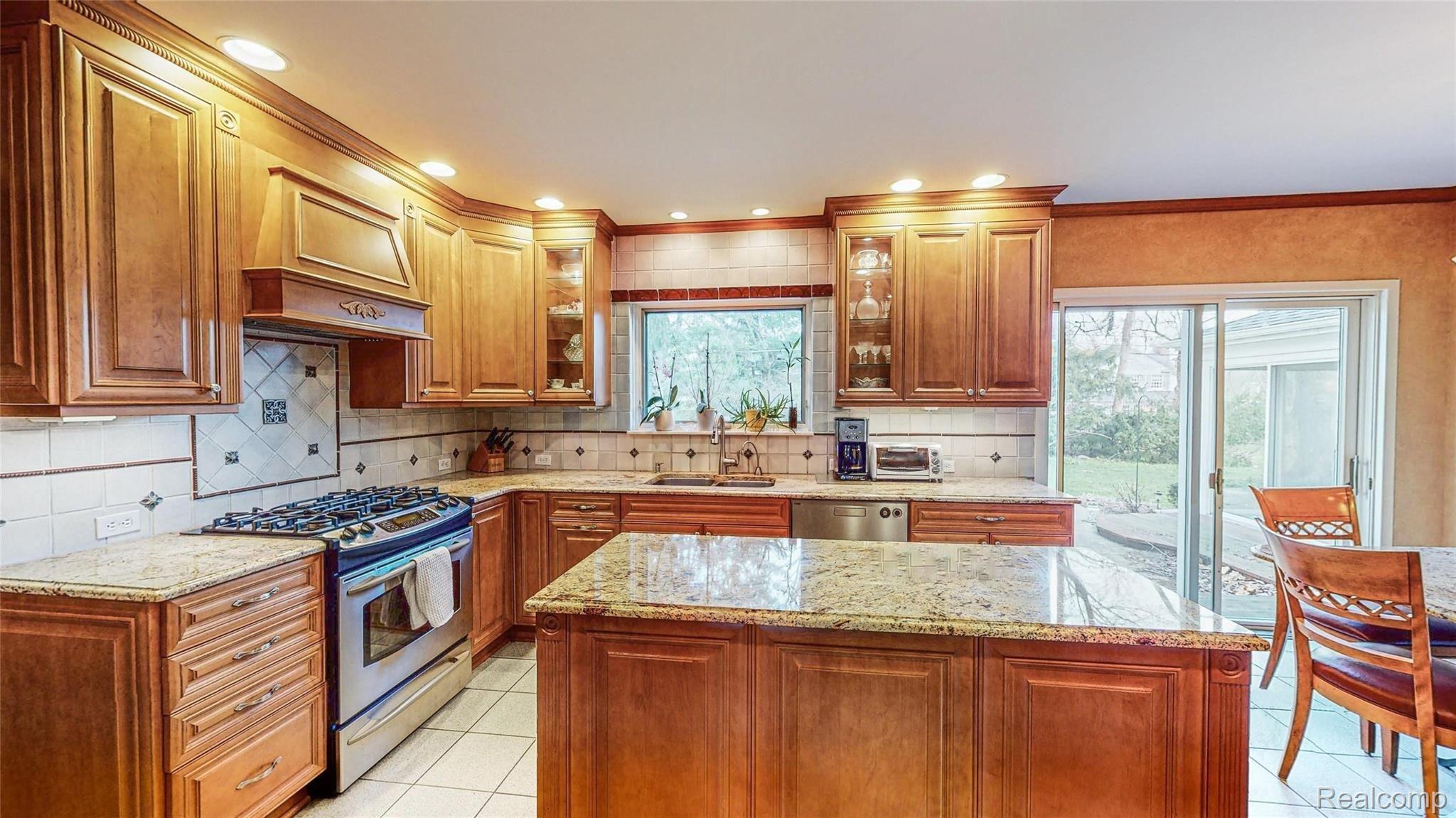 876 Covington Road Bloomfield Hills, MI 48301 - Photo 8 of 32 Kitchen2.jpg
