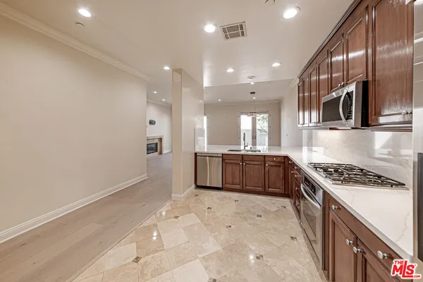 $7,000 | 143 North Arnaz Drive, Unit 106, Beverly Hills, CA 90211