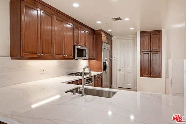 $7,000 | 143 North Arnaz Drive, Unit 106, Beverly Hills, CA 90211