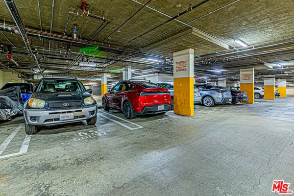 $7,000 | 143 North Arnaz Drive, Unit 106, Beverly Hills, CA 90211