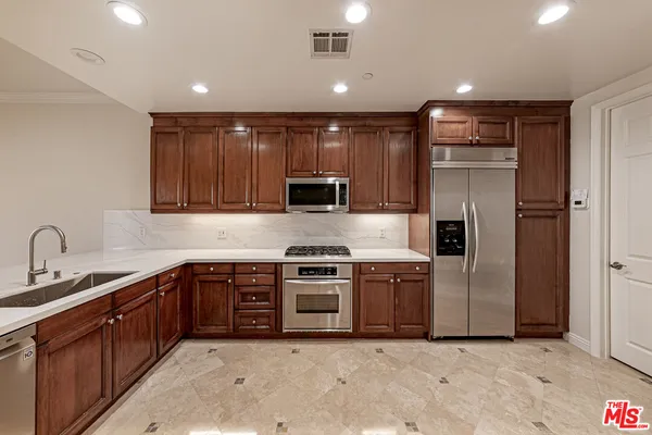 $7,000 | 143 North Arnaz Drive, Unit 106, Beverly Hills, CA 90211