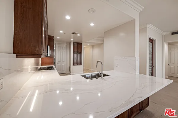 $7,000 | 143 North Arnaz Drive, Unit 106, Beverly Hills, CA 90211