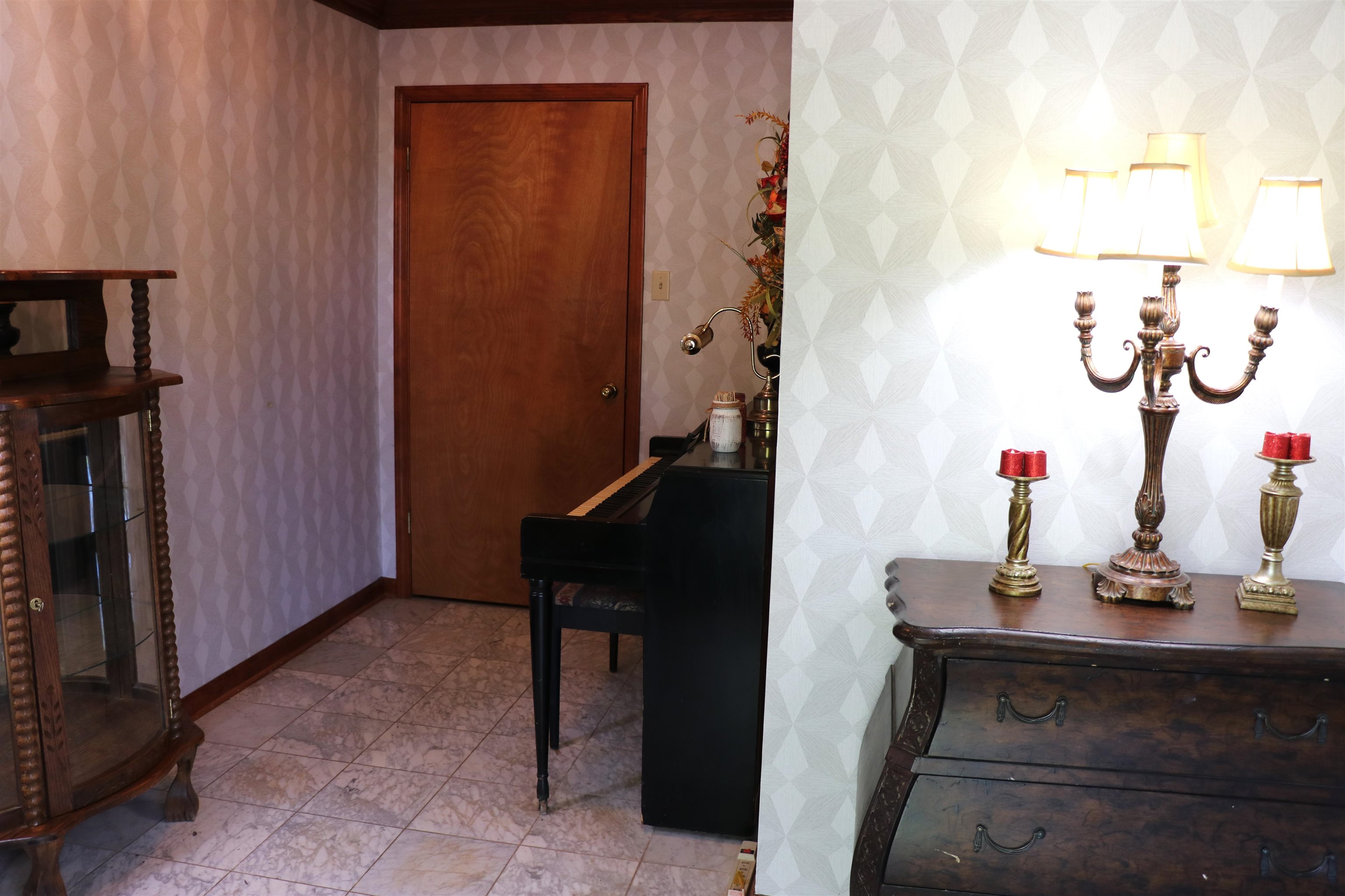 937 Kelleys Chapel Road Burlison, TN 38015 - Photo 5 of 27 Hall featuring baseboards and wallpapered walls