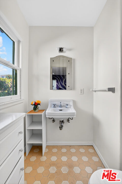 1544 South Point View Street Los Angeles, CA 90035 - Photo 46 of 67