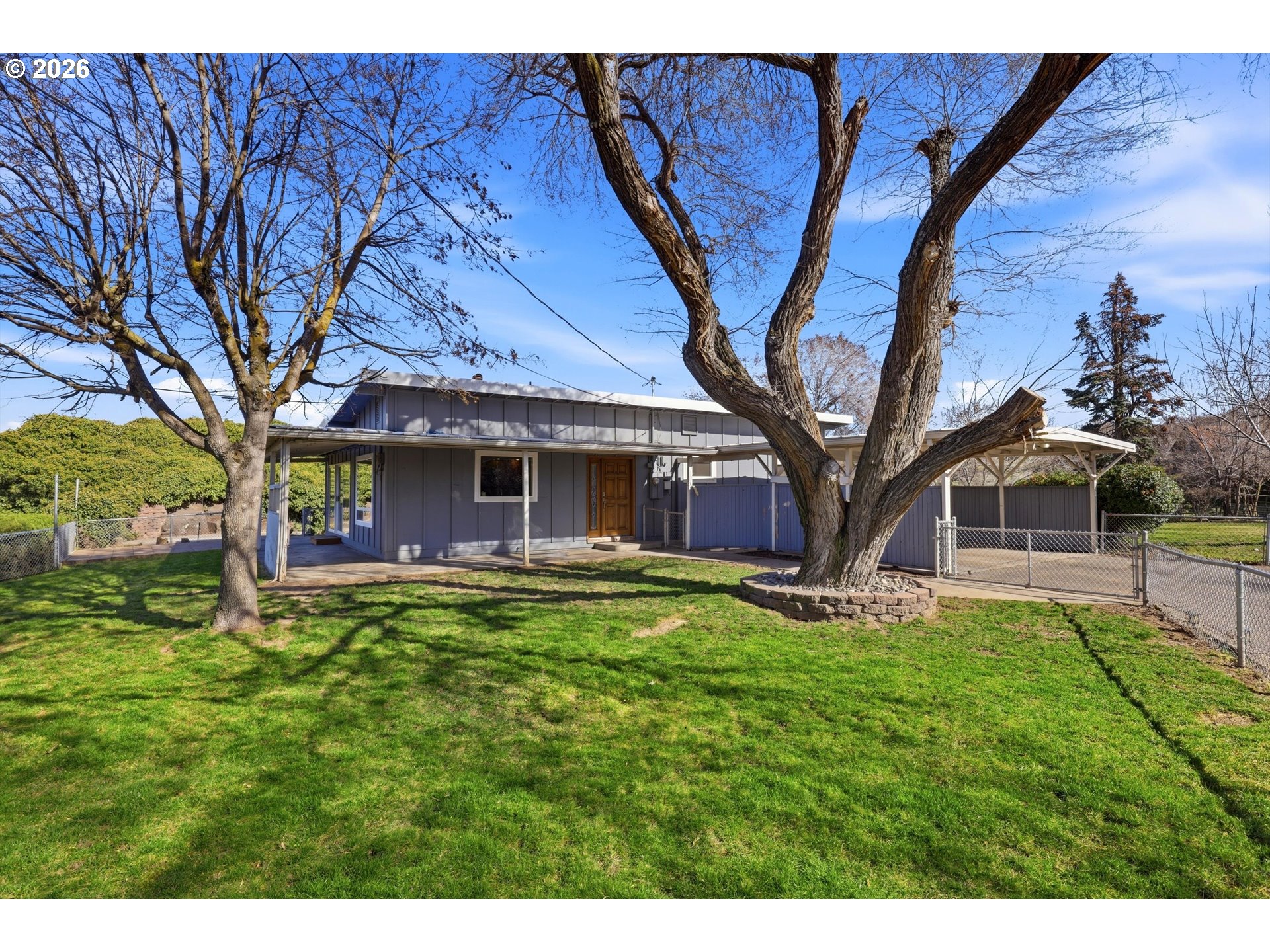 1829 East 8th Street The Dalles, OR 97058 - Photo 2 of 48 a front view of a house with a garden