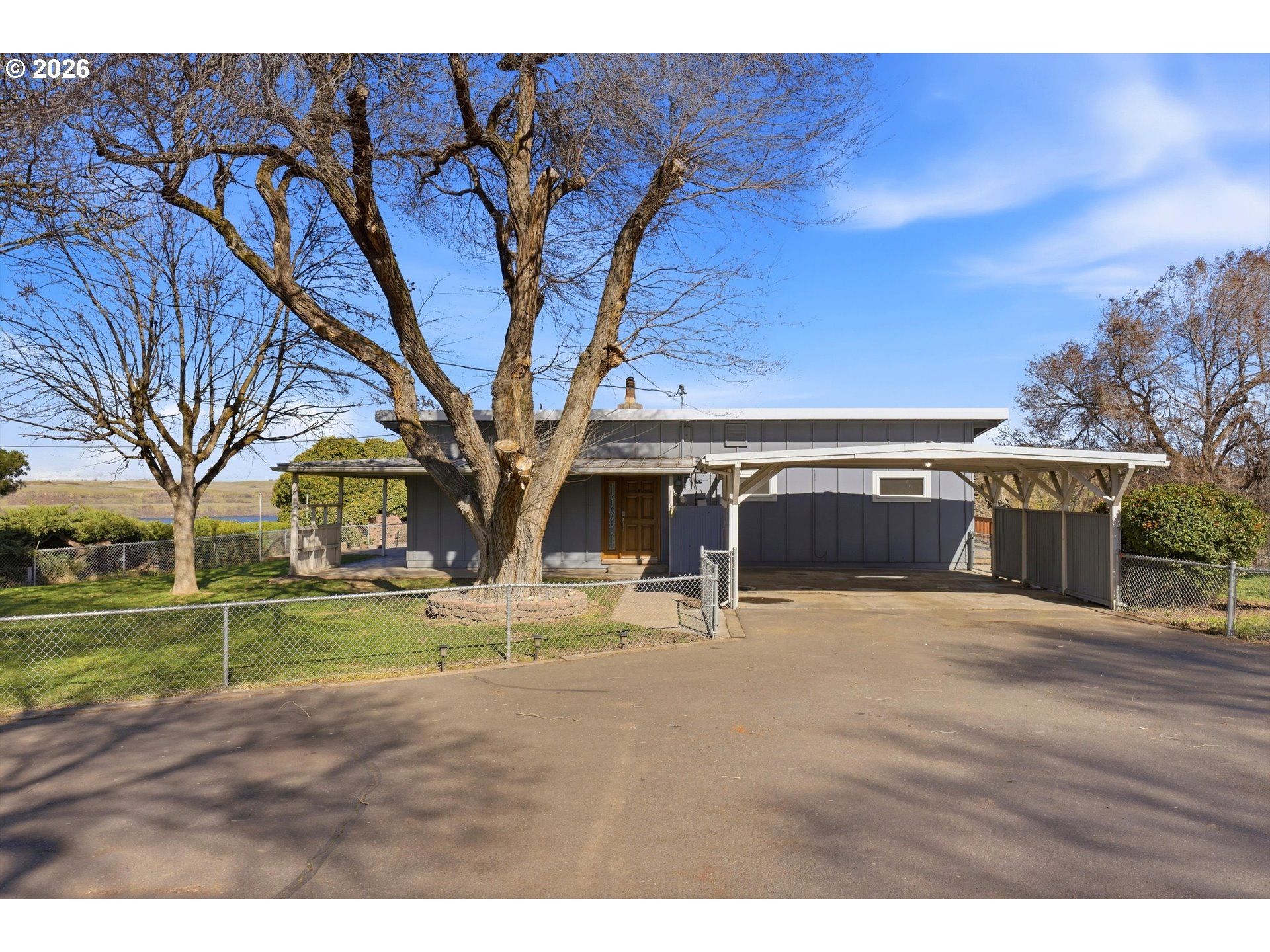 1829 East 8th Street The Dalles, OR 97058 - Photo 29 of 48 a view of outdoor space yard and basketball court