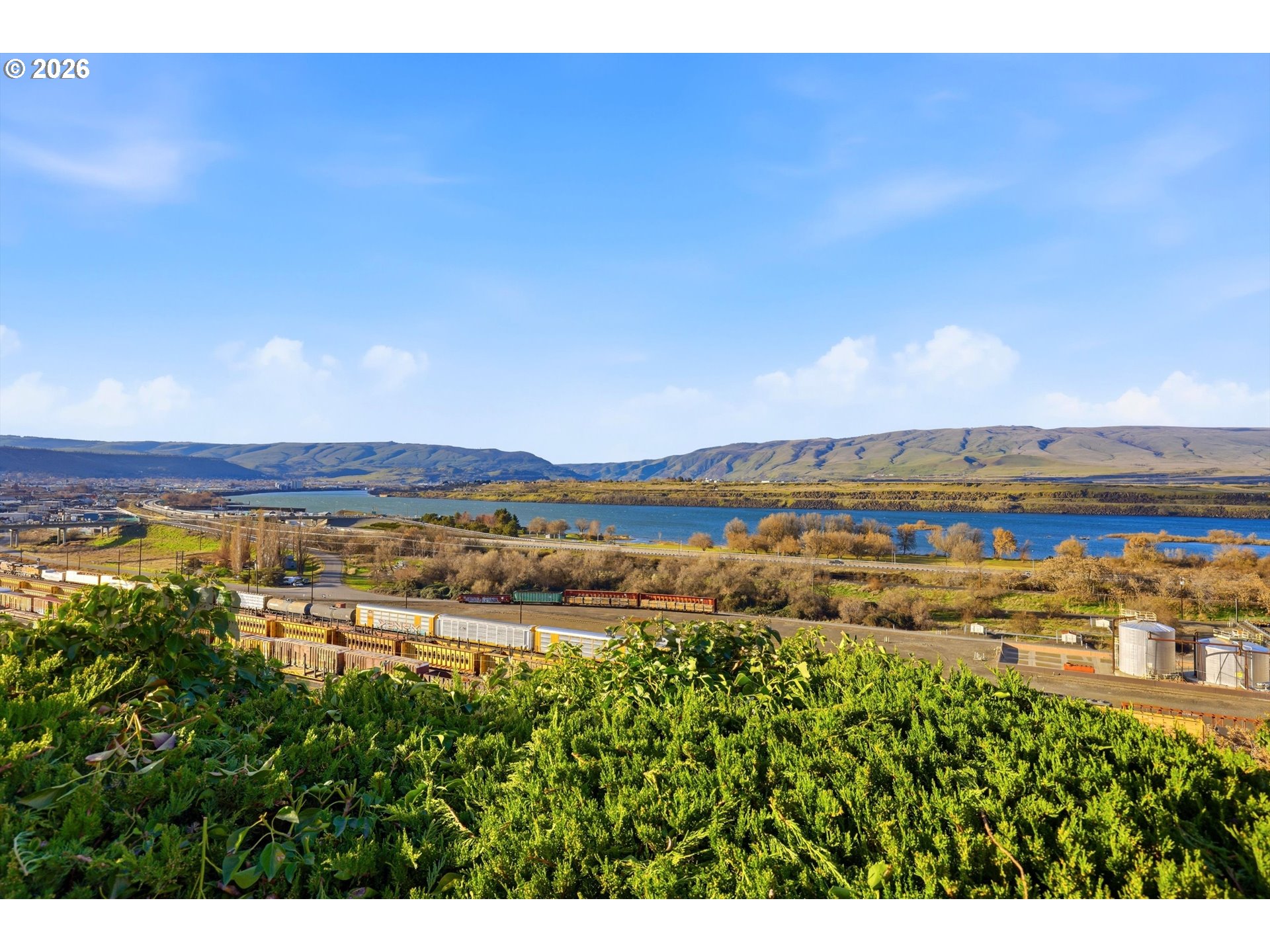 1829 East 8th Street The Dalles, OR 97058 - Photo 43 of 48 a view of an ocean and beach