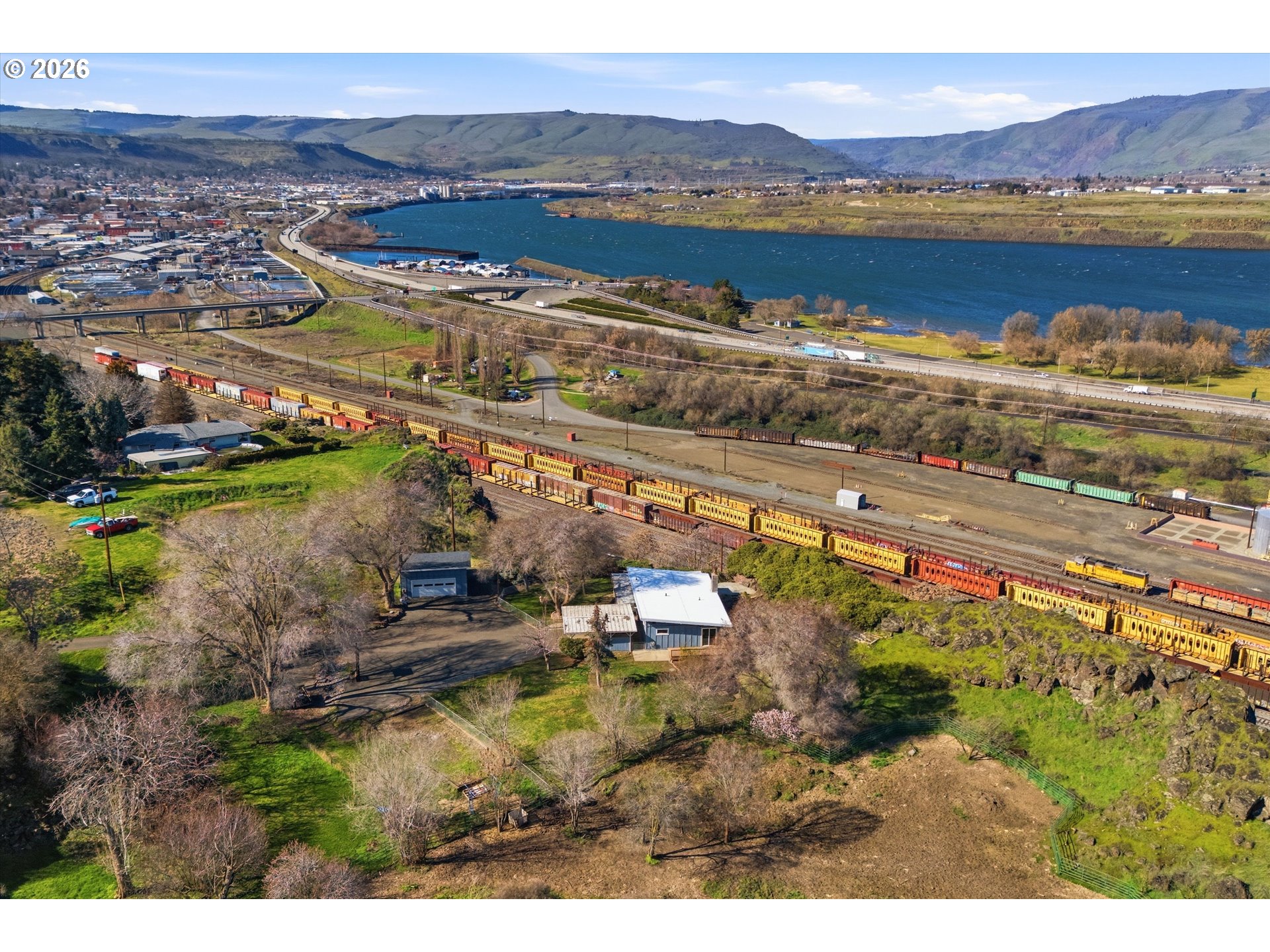 1829 East 8th Street The Dalles, OR 97058 - Photo 45 of 48 a view of a city with an ocean