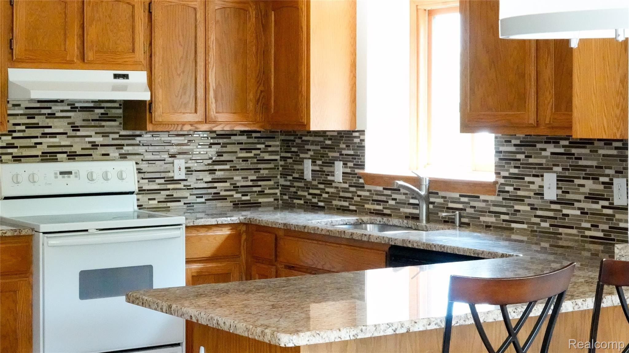 910 Hillsborough Drive Rochester, MI 48307 - Photo 10 of 28 10_Sent.jpg