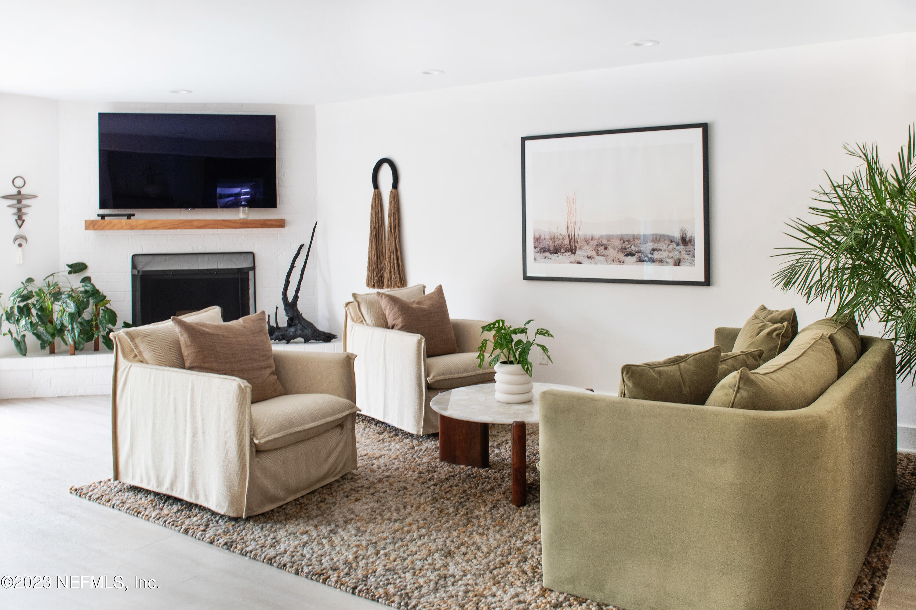 962 Ocean Boulevard Atlantic Beach, FL 32233 - Photo 25 of 63 a living room with furniture and a flat screen tv