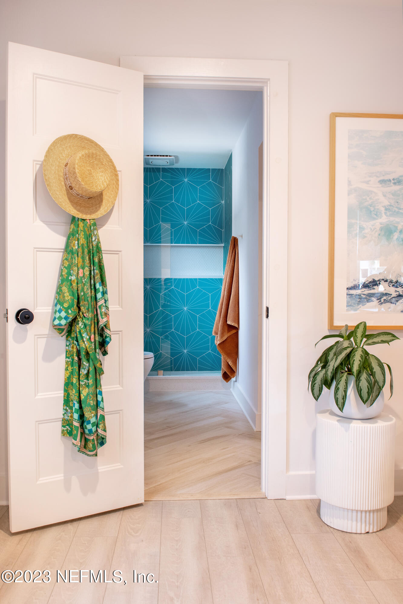 962 Ocean Boulevard Atlantic Beach, FL 32233 - Photo 39 of 63 a picture of a hallway with a potted plant and a window