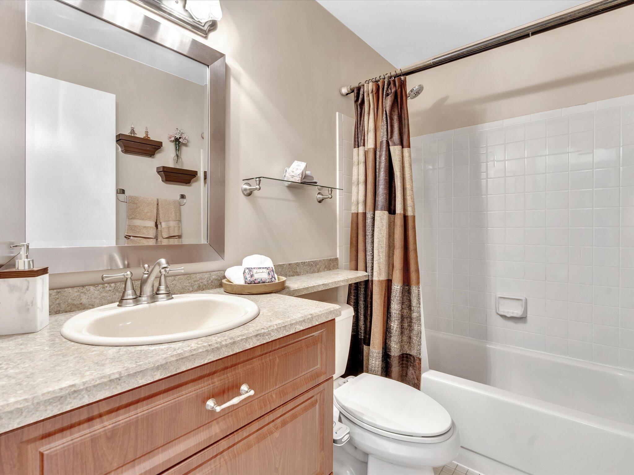 8625 Jasmine Way Boca Raton, FL 33496 - Photo 31 of 60 Second Bathroom with Tub