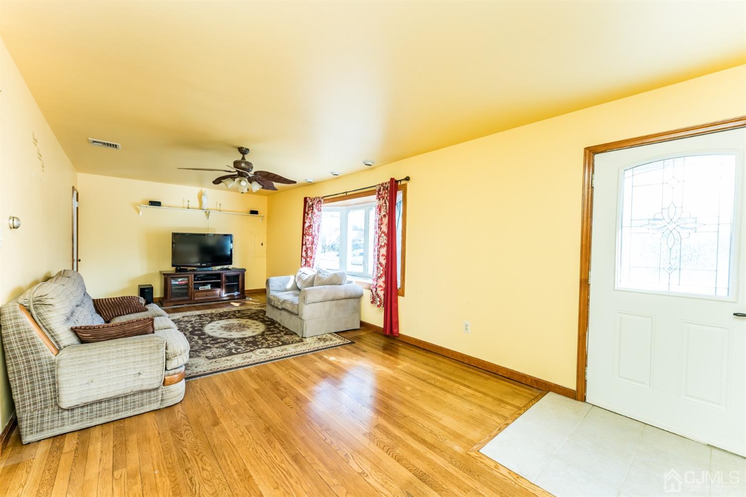 33 Chestnut Street Edison, NJ 08817 - Photo 3 of 28 Gallery Image 3