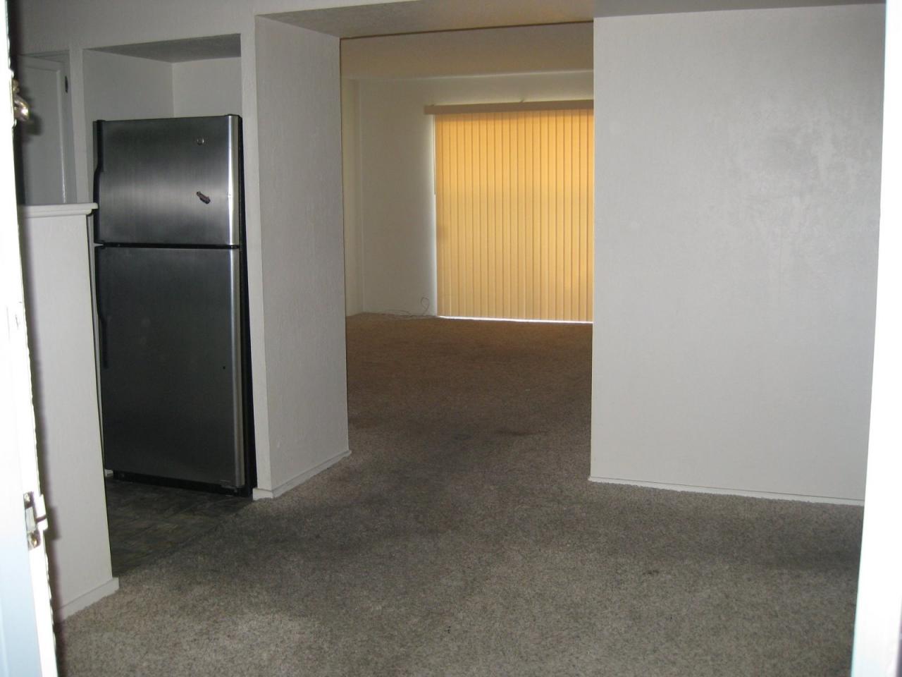 355 East Thomas Road, Unit 210 Phoenix, AZ 85012 - Photo 4 of 5 lv room