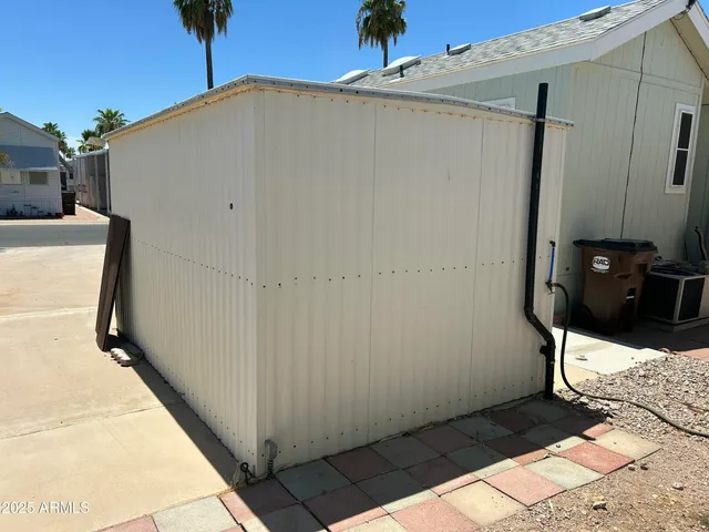 a view of a house with backyard