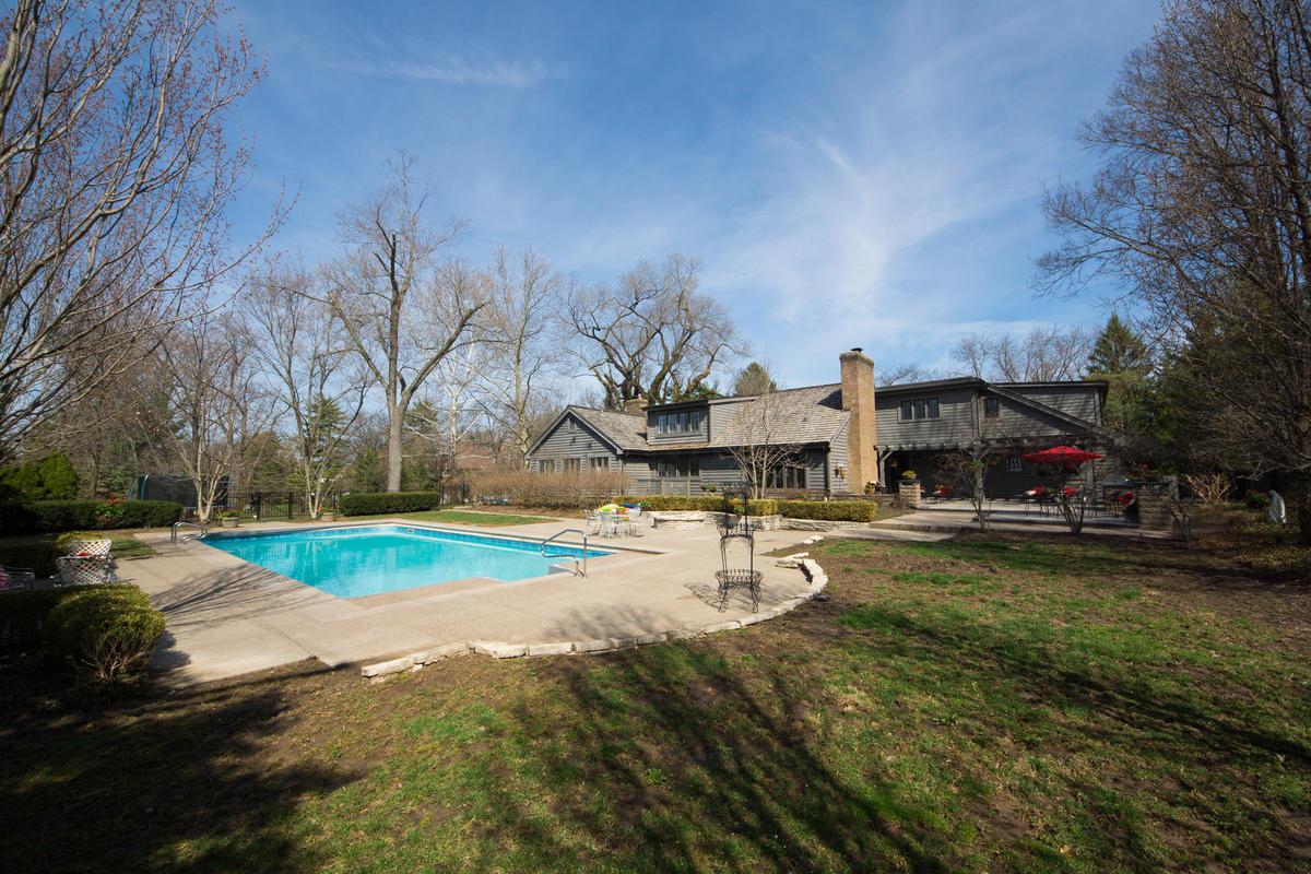 2437 Lane Road Columbus, OH 43220 - Photo 3 of 27
