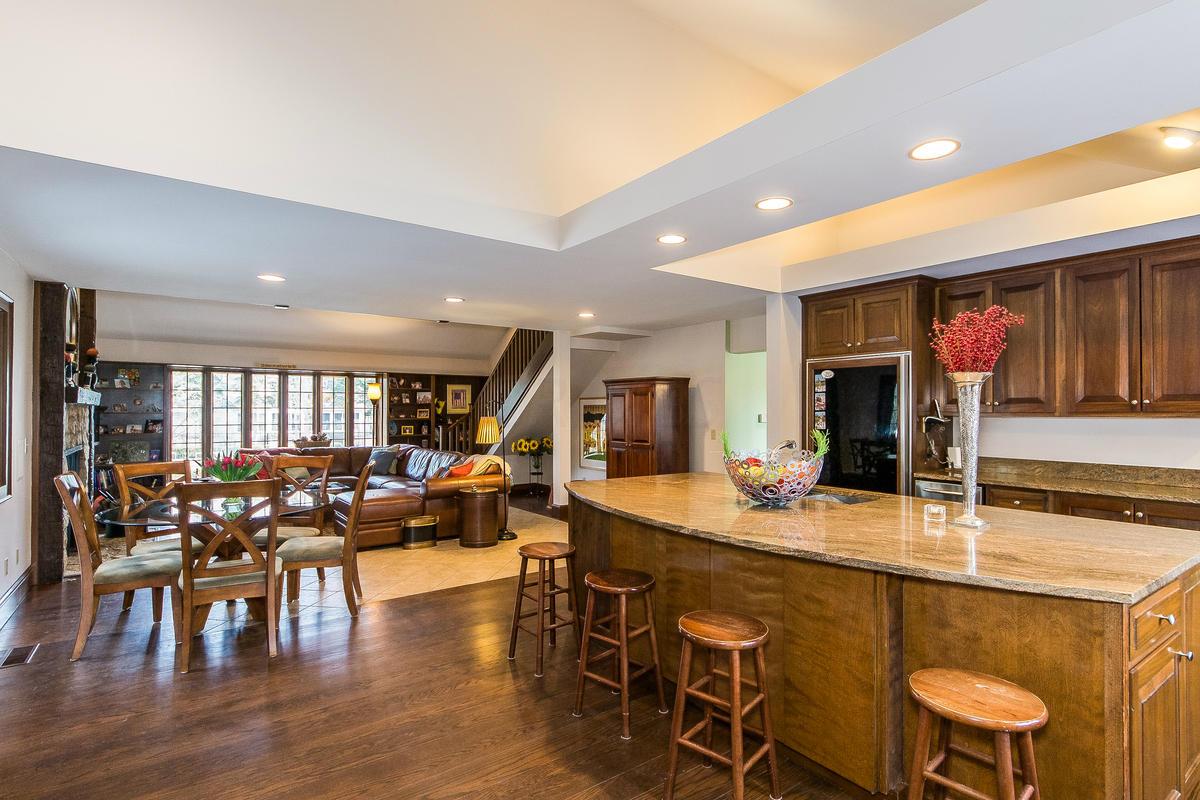 2437 Lane Road Columbus, OH 43220 - Photo 5 of 27