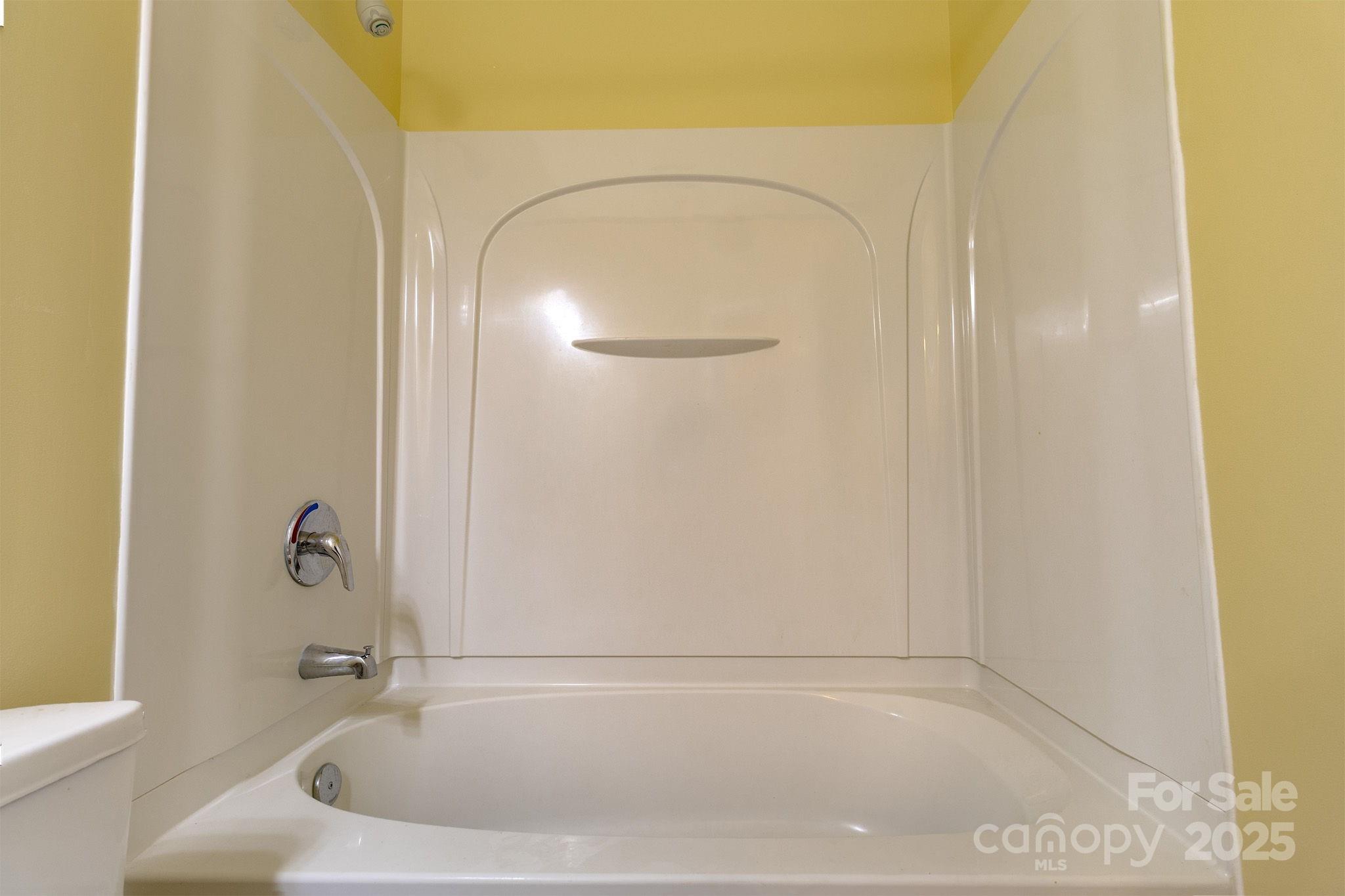 10419 Rocky Ford Club Road Charlotte, NC 28078 - Photo 25 of 37 a bathroom with a tub