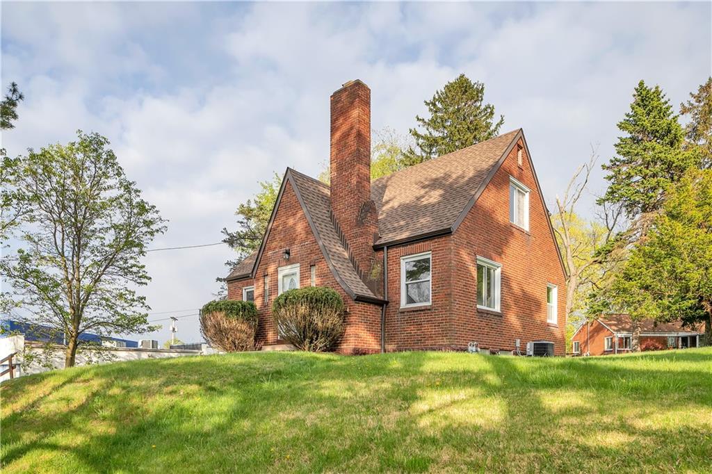272 Hulton Road Verona, PA 15147 - Photo 3 of 25 Gallery Image 3