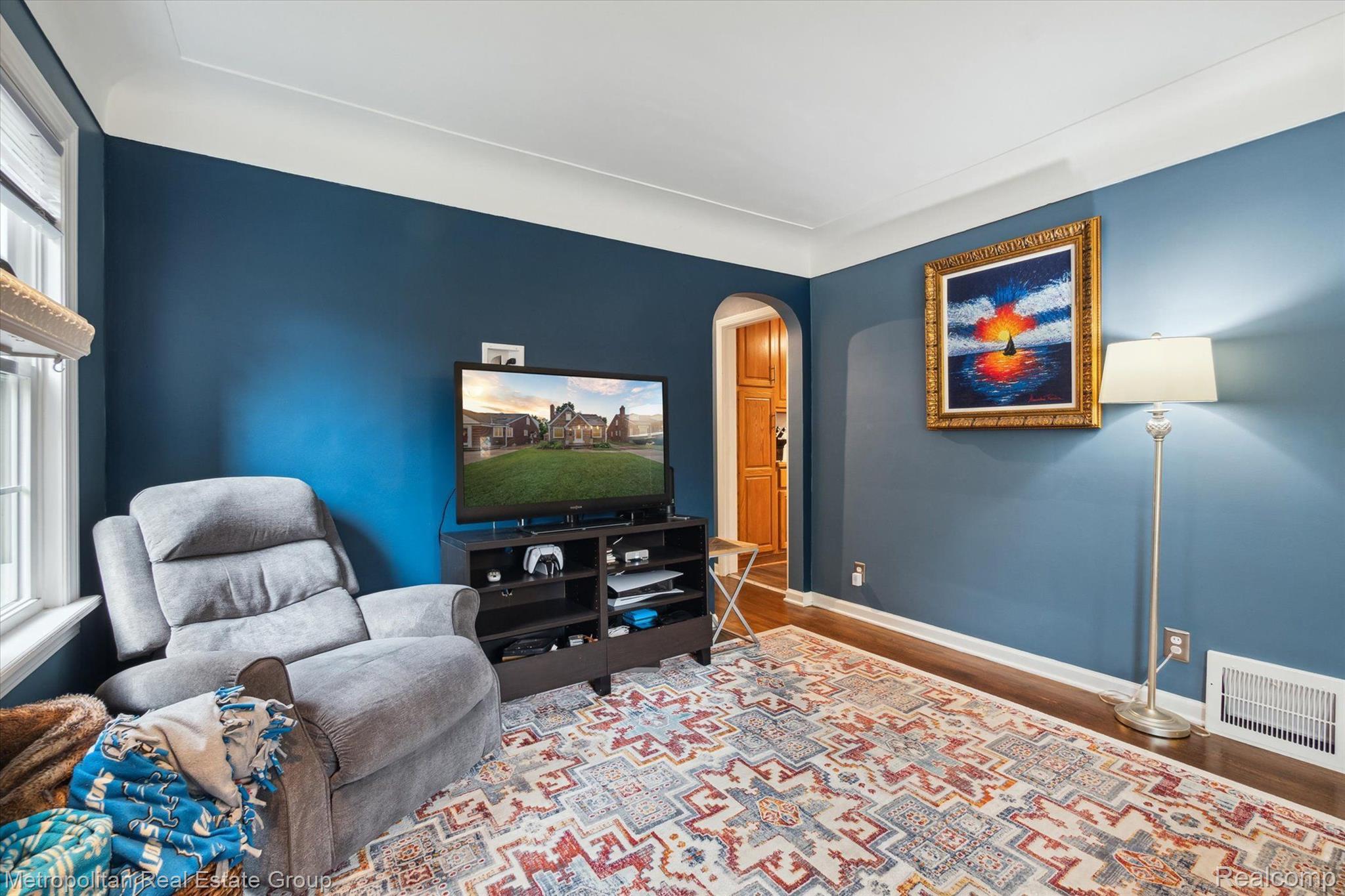 1833 Roslyn Road Grosse Pointe, MI 48236 - Photo 10 of 43 Gallery Image 10