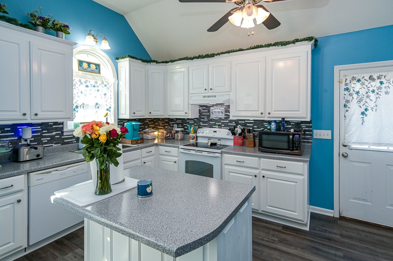280 Flintville School Road Elora, TN 37328 - Photo 13 of 40 a kitchen with cabinets a potted plant and appliances