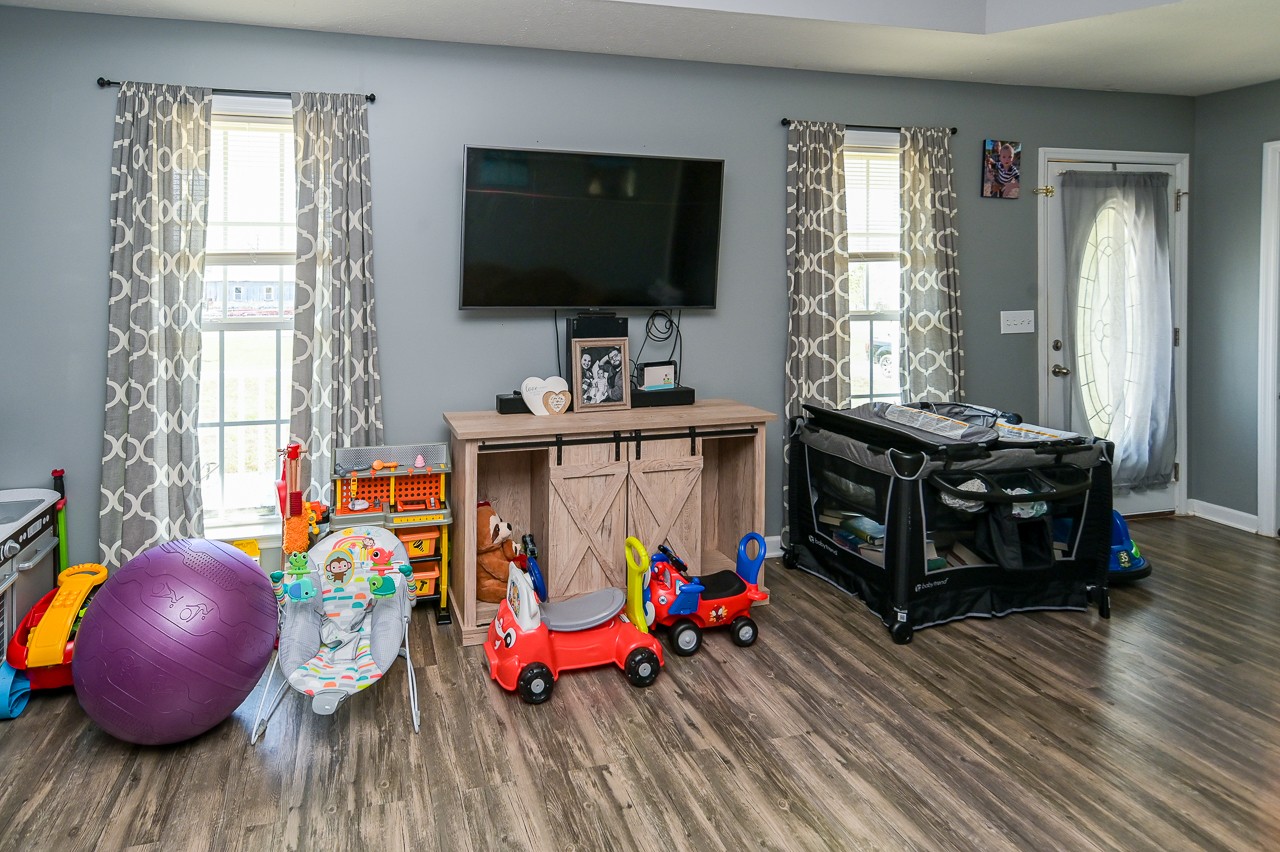 280 Flintville School Road Elora, TN 37328 - Photo 10 of 40 a room with furniture and wooden floor