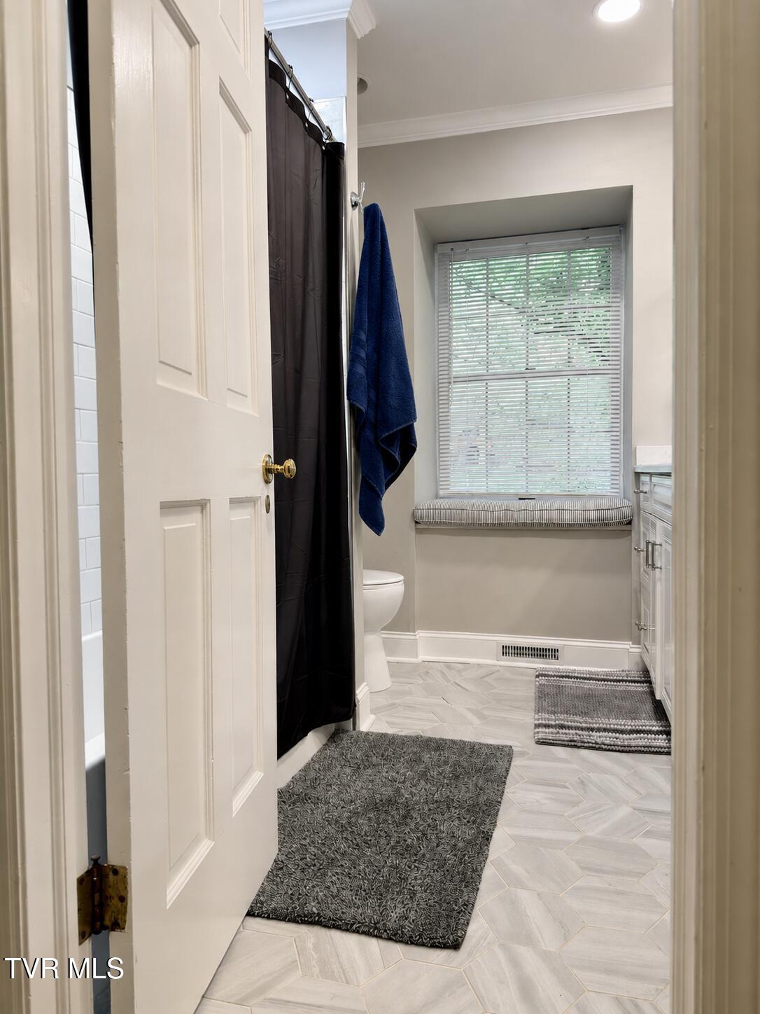 4417 Stagecoach Road Kingsport, TN 37664 - Photo 38 of 54 Upstairs bath 2