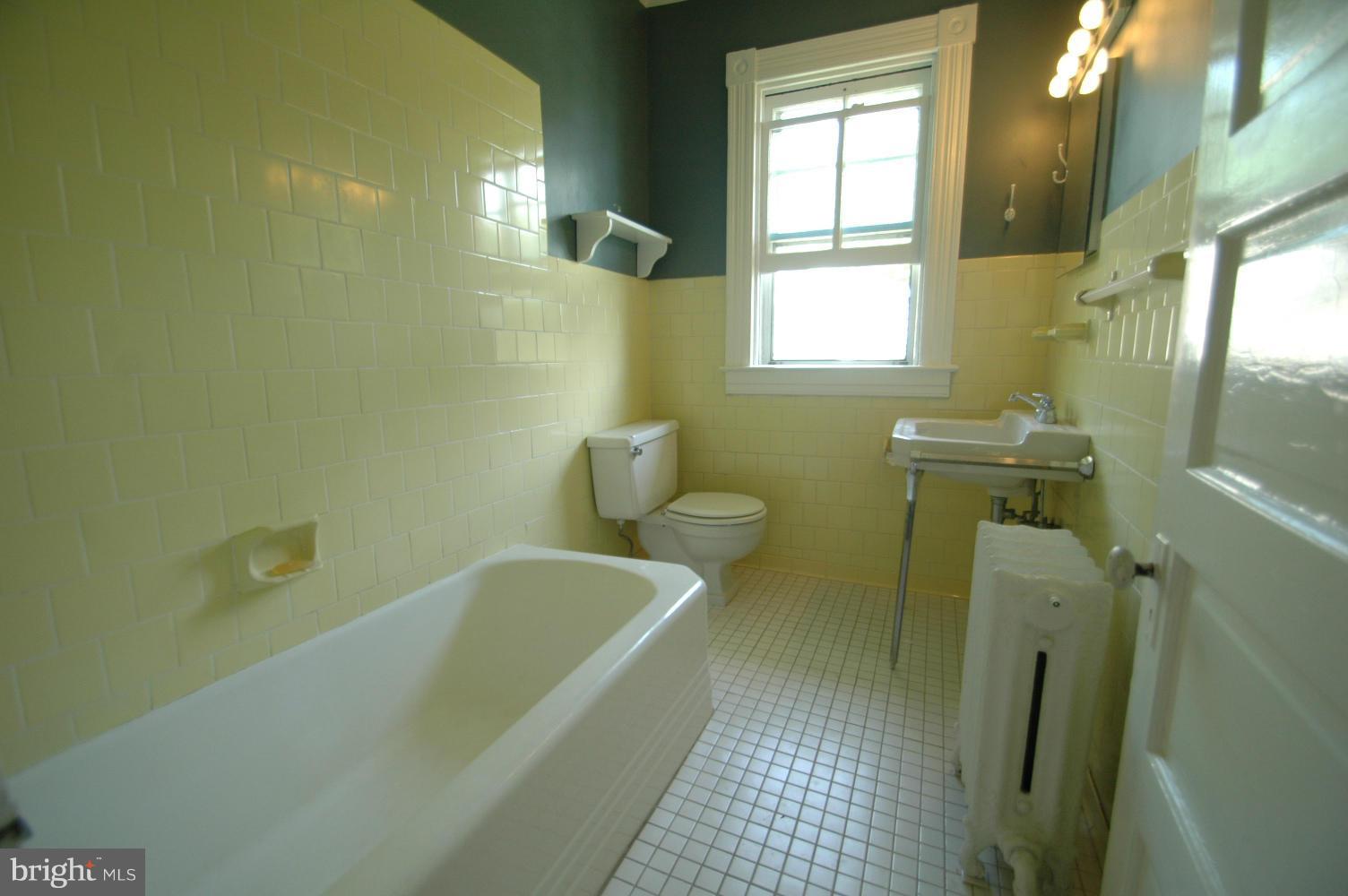7 Gladden Road Annapolis, MD 21401 - Photo 22 of 30 Full bath on the second floor