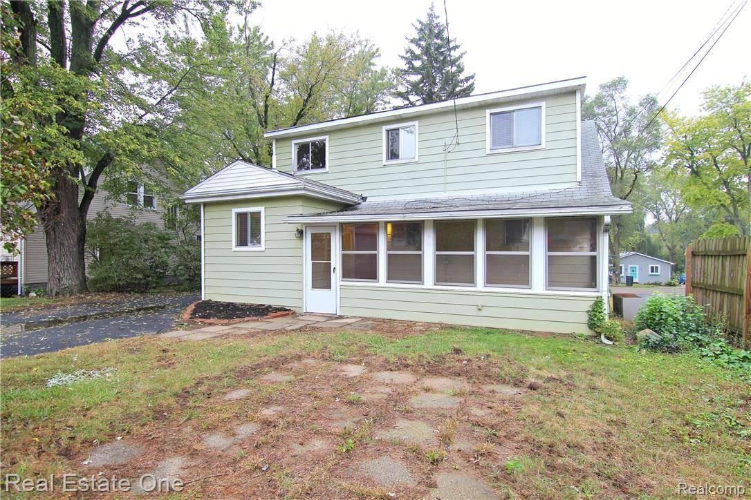 132 South Roslyn Road Waterford, MI 48328 - Photo 18 of 20 Roslyn Back.jpg