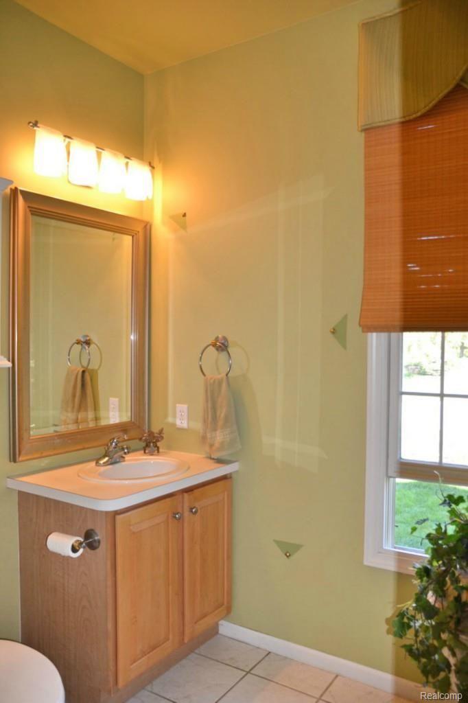 3120 Castleton Court Rochester, MI 48306 - Photo 17 of 40 1st Floor Powder Room